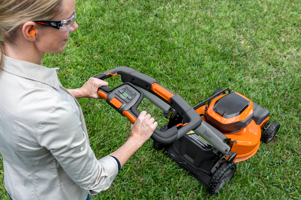 Husqvarna Lawn Xpert™ LE322R without battery and charger