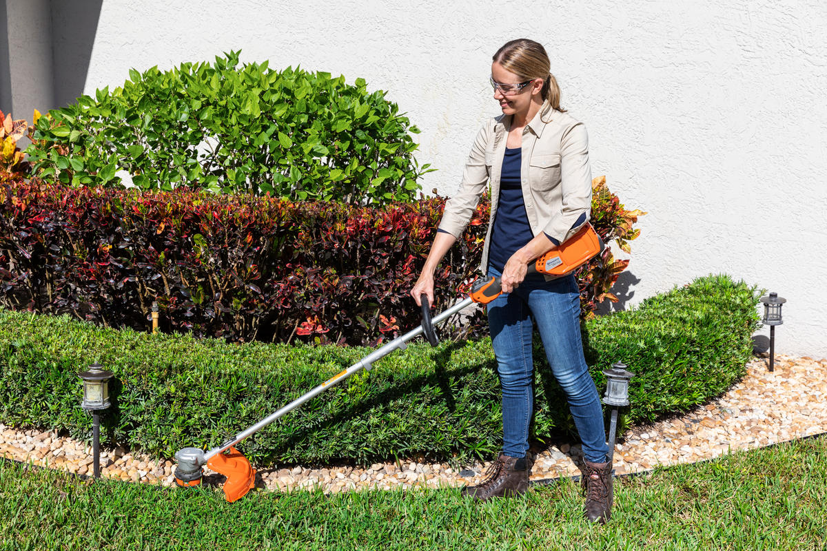 Husqvarna 320iL Weed Eater® without battery and charger