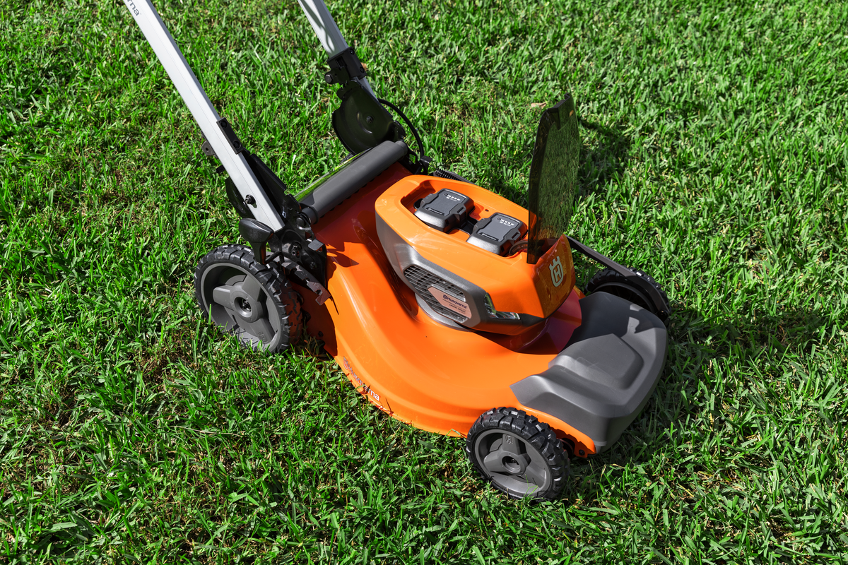 Husqvarna Lawn Xpert™ LE322R without battery and charger