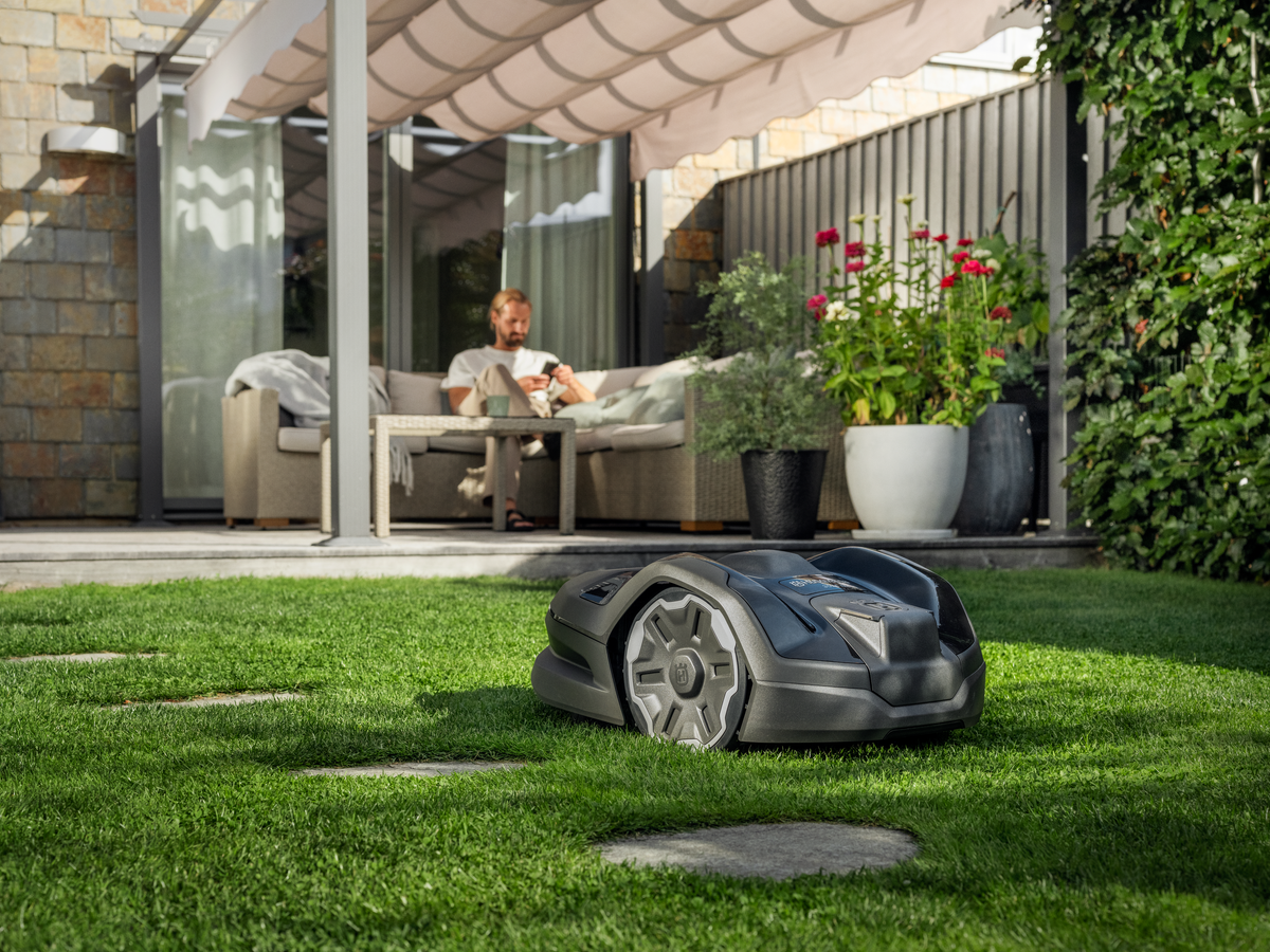 Husqvarna Automower® 305E NERA with wire free technology