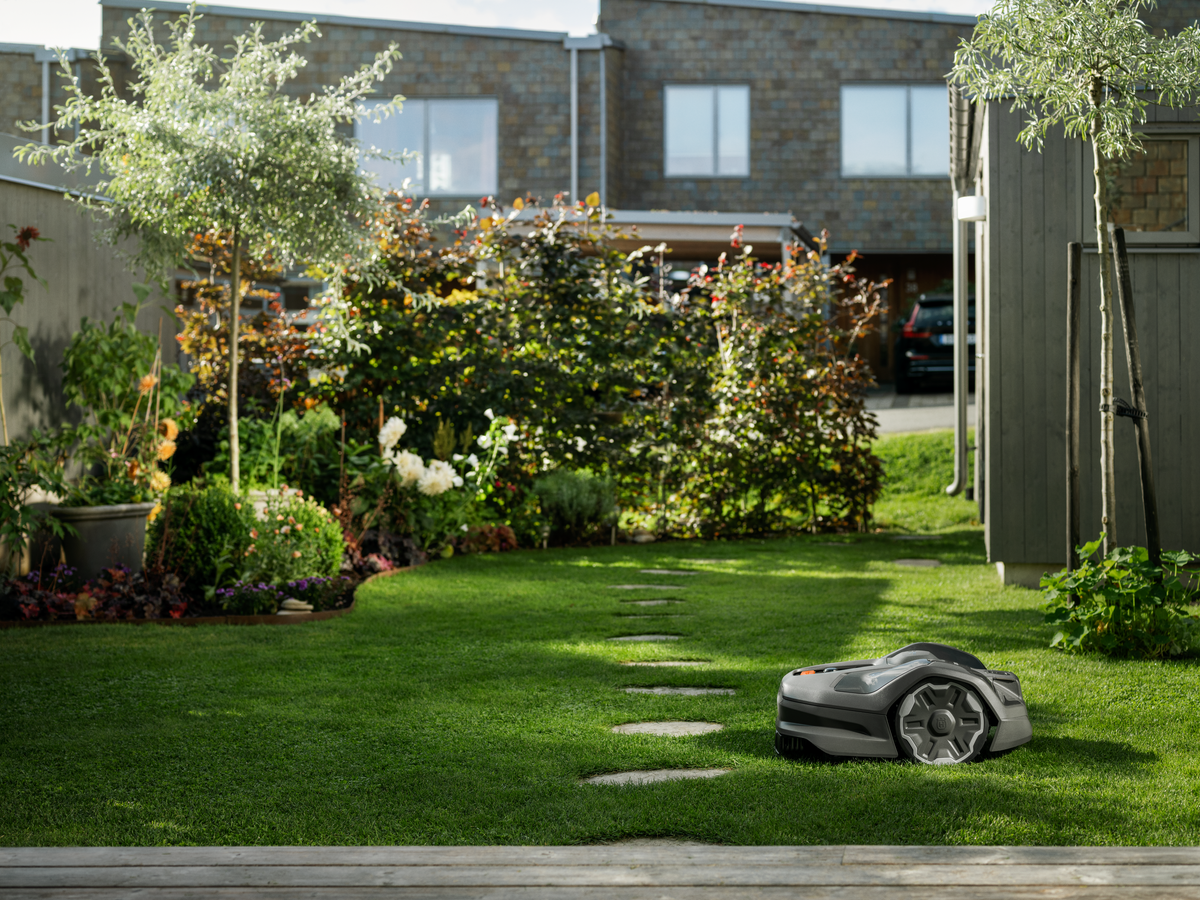 Husqvarna Automower® 305E NERA with wire free technology