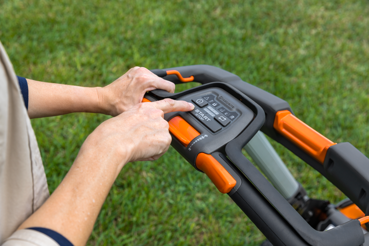 Husqvarna Lawn Xpert™ LE322R without battery and charger