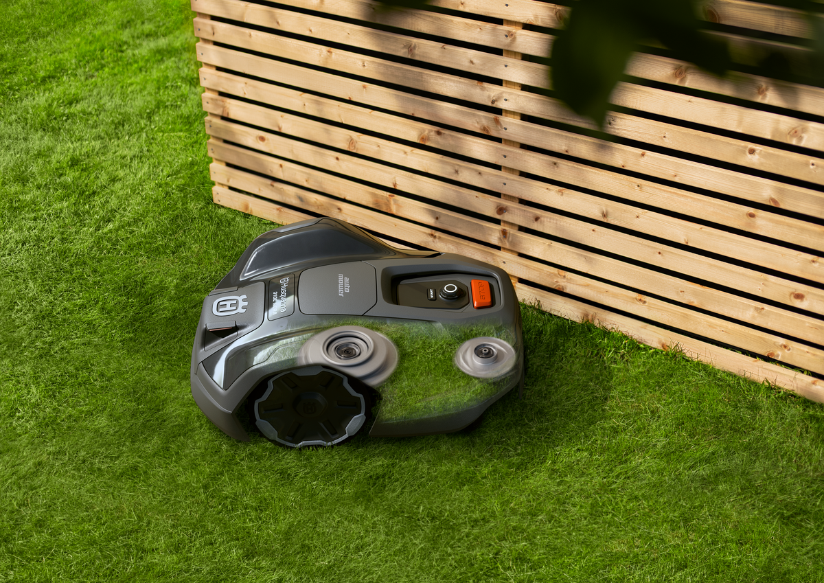 Husqvarna Automower® 305E NERA with wire free technology