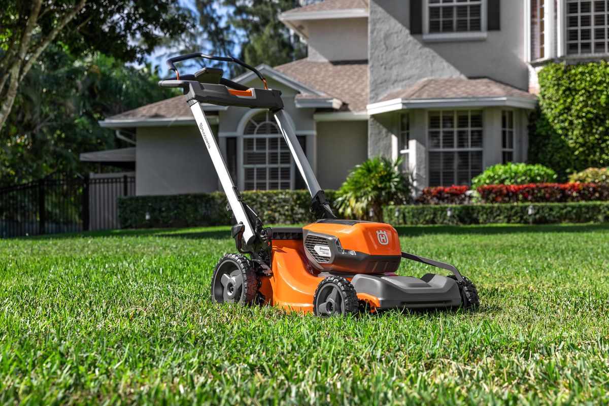 Husqvarna Lawn Xpert™ LE322R without battery and charger