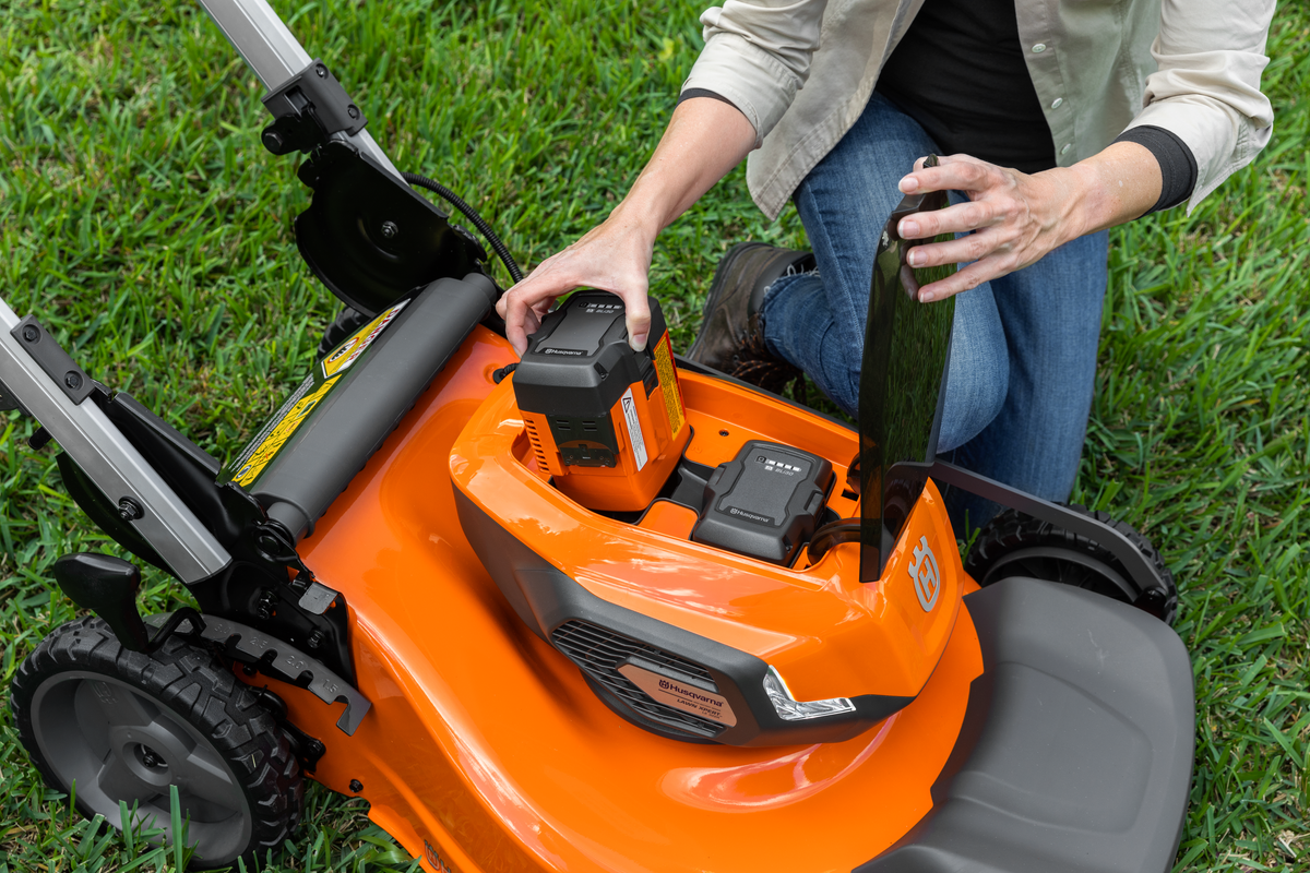 Husqvarna Lawn Xpert™ LE322R without battery and charger