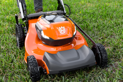 Husqvarna Lawn Xpert™ LE322R with battery and charger