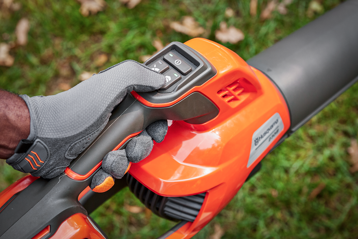 Husqvarna 230iB with battery and charger