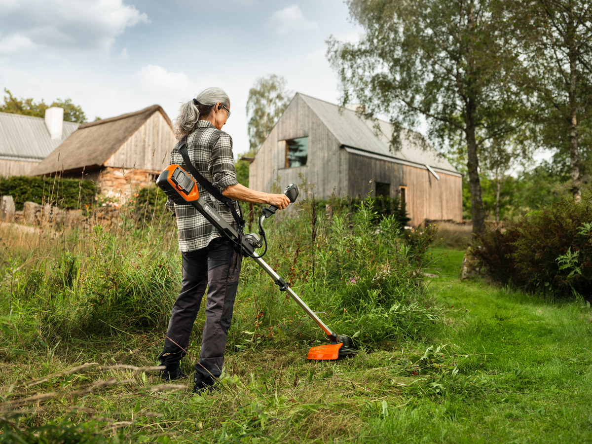 Husqvarna 220iR without battery and charger
