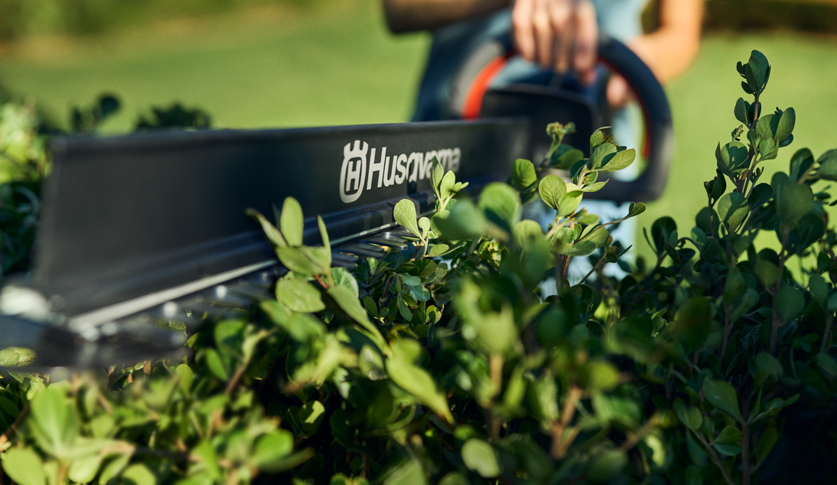 Husqvarna Aspire™ Hedge Trimmer 18V Kit With 2.5Ah Battery and 2.5Ah Charger