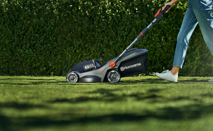 HUSQVARNA Aspire™ Lawnmower 18V 34cm Kit With 4.0Ah Battery and 2.5Ah Charger