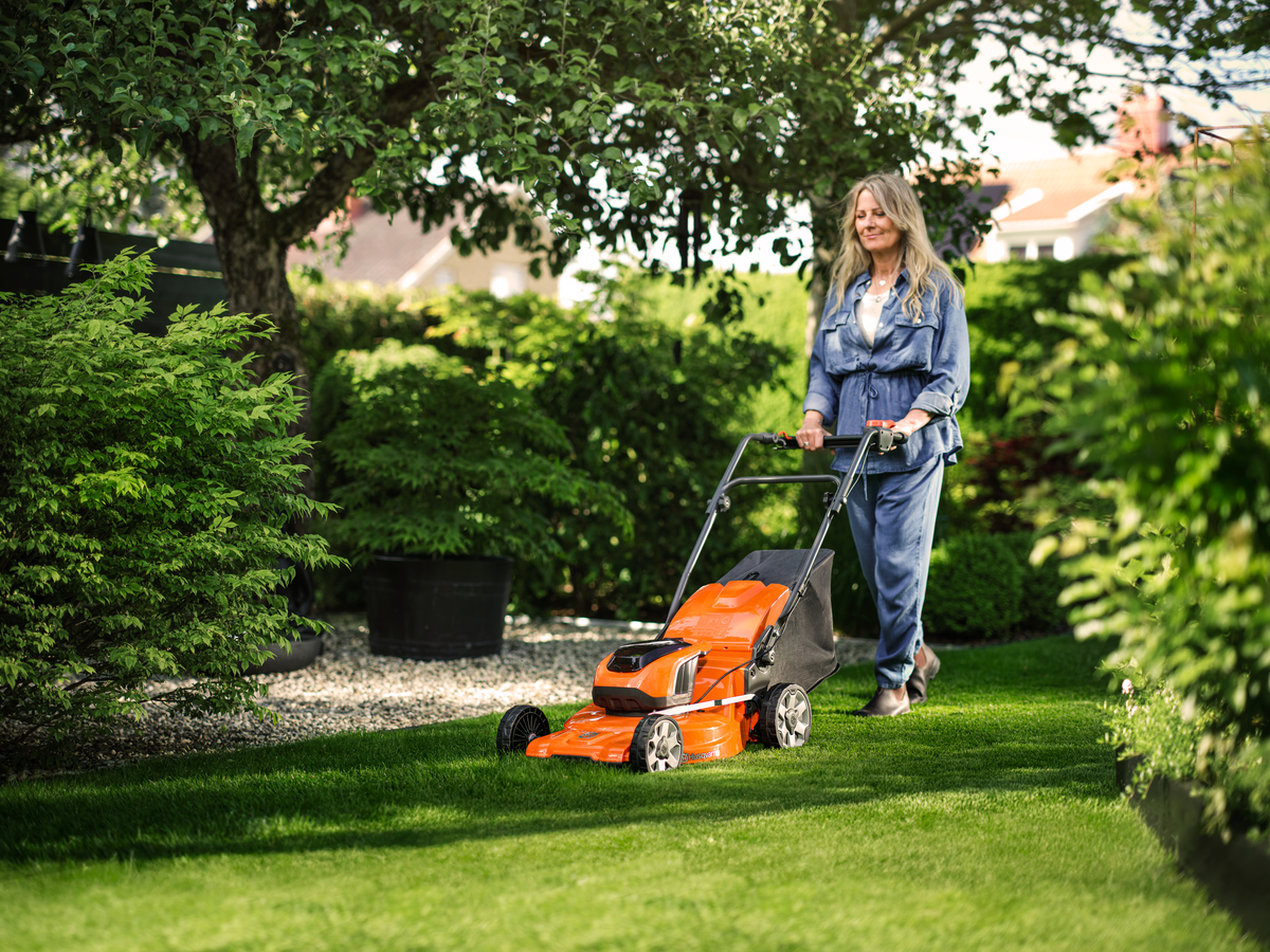HUSQVARNA LC 142i with battery and charger