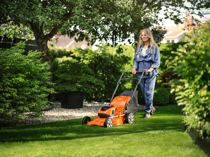 HUSQVARNA LC 142i with battery and charger